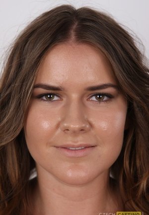 18 year old girl Ella Woods nudes on a vibrator after slowly removing clothing